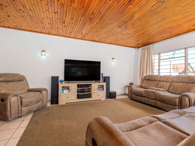 4 Bedroom House For Sale in Witpoortjie, Roodepoort - Photo 3
