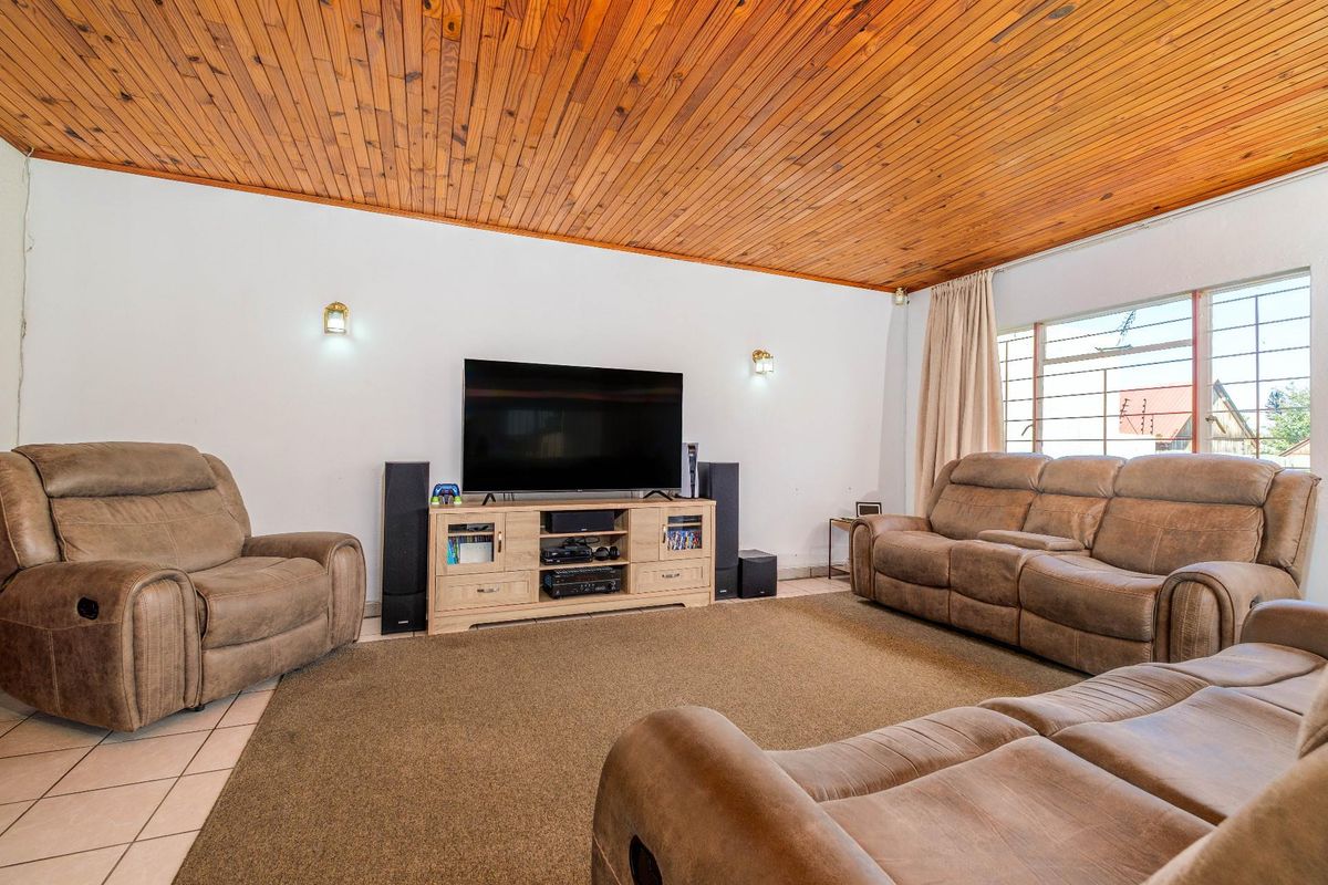 4 Bedroom House For Sale in Witpoortjie, Roodepoort - Photo 3