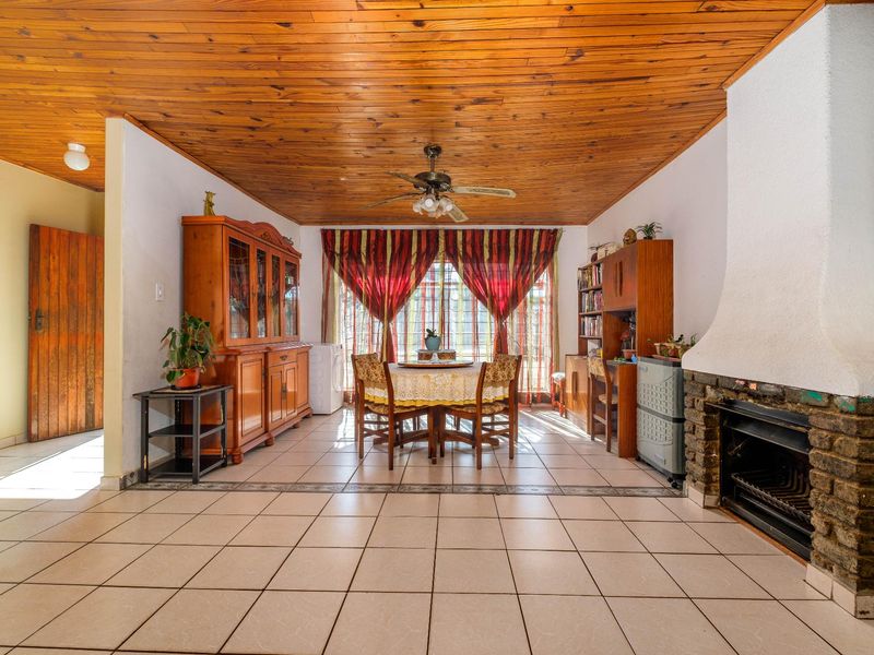 4 Bedroom House For Sale in Witpoortjie, Roodepoort - Photo 5