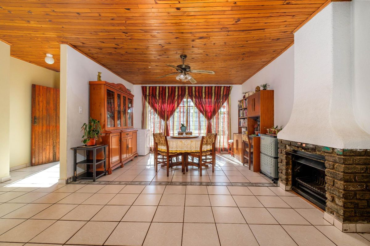 4 Bedroom House For Sale in Witpoortjie, Roodepoort - Photo 5