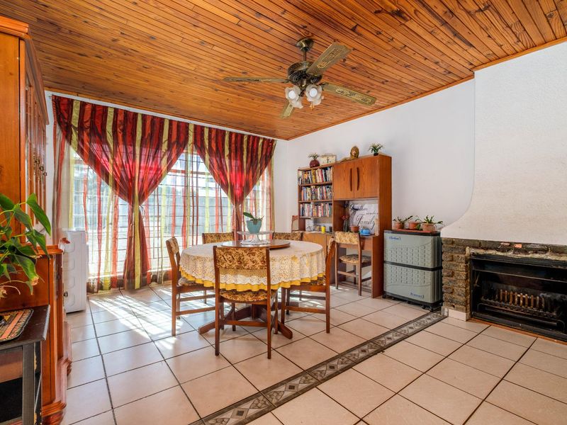 4 Bedroom House For Sale in Witpoortjie, Roodepoort - Photo 4