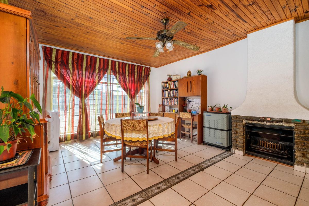 4 Bedroom House For Sale in Witpoortjie, Roodepoort - Photo 4