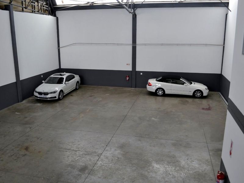 MINI UNIT 380 SQM, SECURE AND CLEAN, IN SOUGHT AFTER, ACCESS CONTROLLED, LIGHT INDUSTRIAL PARK. EXCE - Photo 4