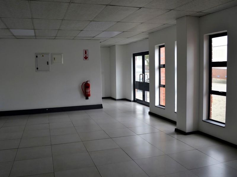 MINI UNIT 380 SQM, SECURE AND CLEAN, IN SOUGHT AFTER, ACCESS CONTROLLED, LIGHT INDUSTRIAL PARK. EXCE - Photo 3