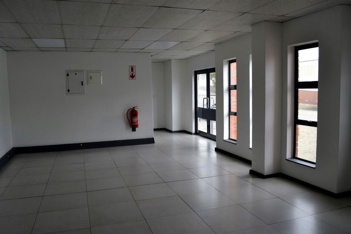 MINI UNIT 380 SQM, SECURE AND CLEAN, IN SOUGHT AFTER, ACCESS CONTROLLED, LIGHT INDUSTRIAL PARK. EXCE - Photo 3