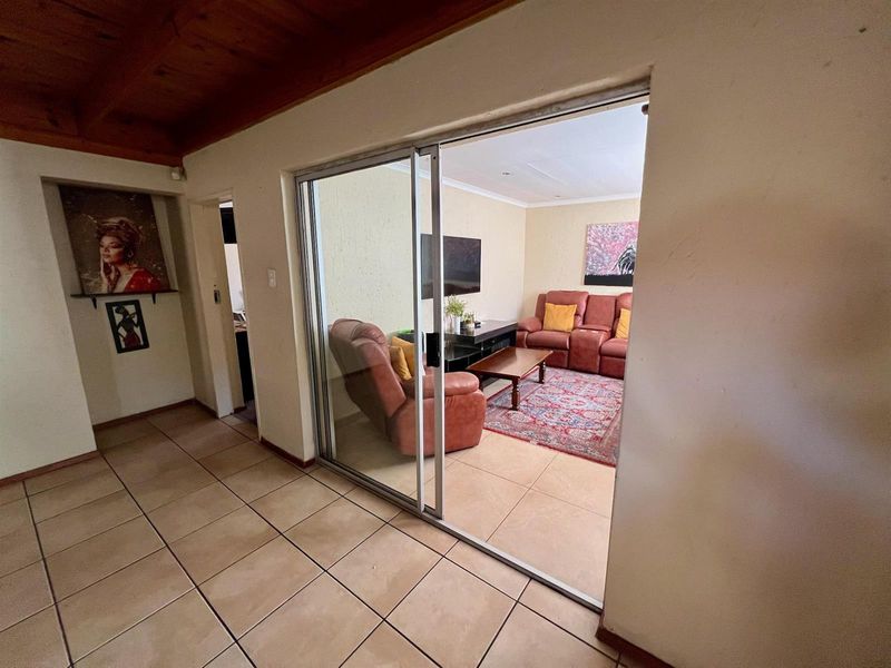 House To Rent in Buccleuch Sandton - Photo 2