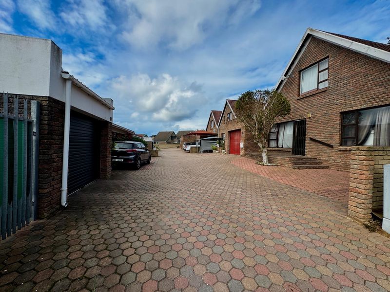 Single-Level Living in Upper Heiderand - Secure, Central, Easy to Maintain - Photo 2