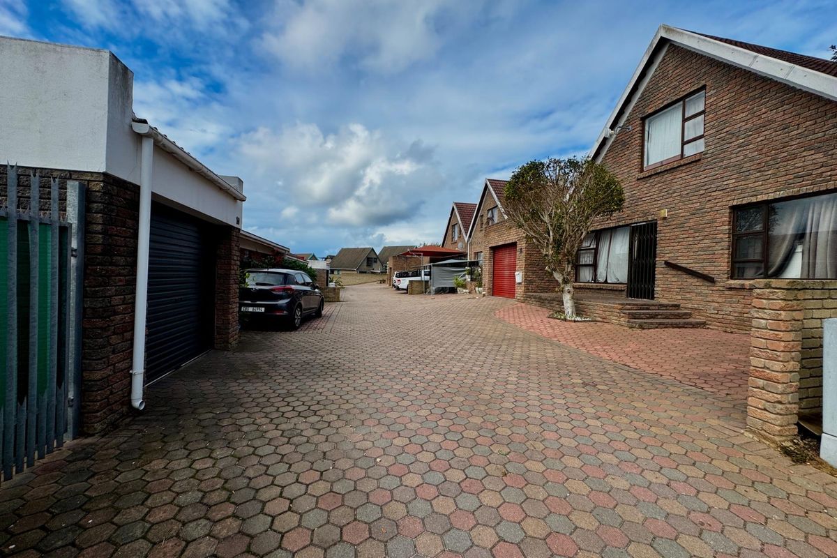Single-Level Living in Upper Heiderand - Secure, Central, Easy to Maintain - Photo 2