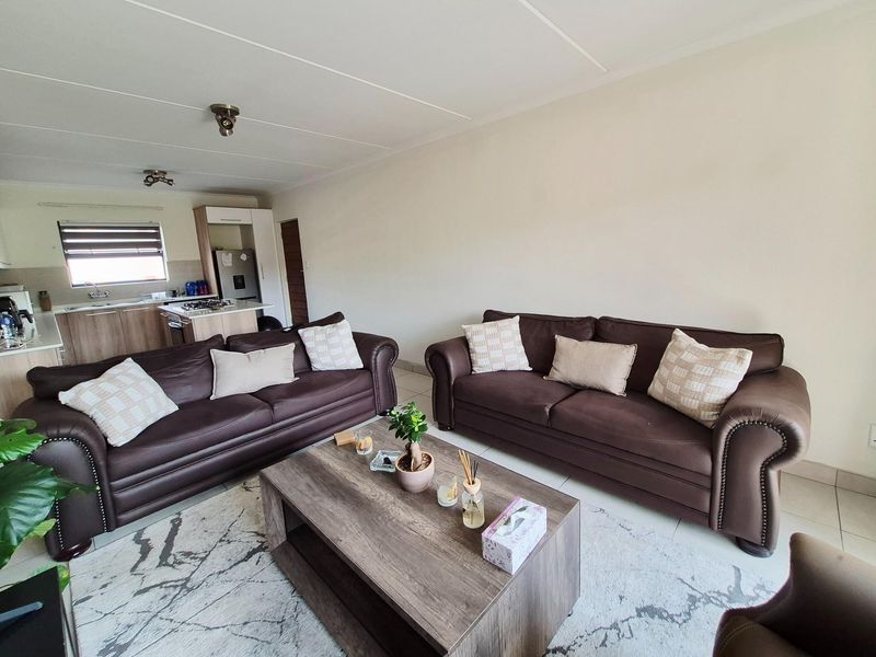 Modern Lifestyle Living in Sought-After Founders Hill, Modderfontein - Photo 2