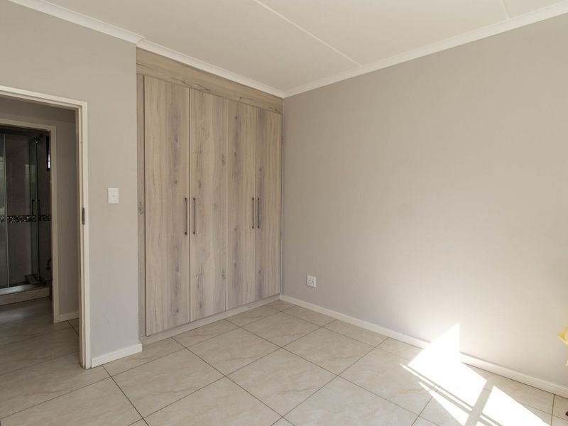 Secure, lock up ‘n go in a sought-after complex - Photo 10