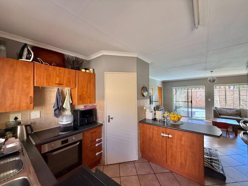2 BEDROOM, 1 BATHROOM, 2 GARAGES - Townhouse in Lee Park, Elardus Park - Photo 6