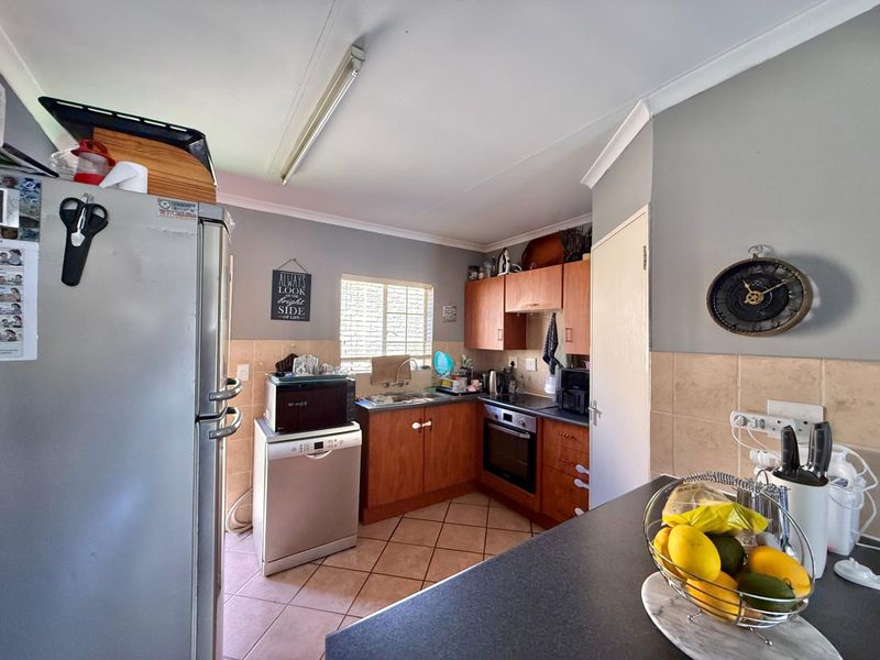 2 BEDROOM, 1 BATHROOM, 2 GARAGES - Townhouse in Lee Park, Elardus Park - Photo 8