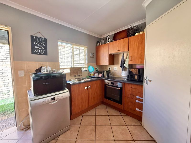 2 BEDROOM, 1 BATHROOM, 2 GARAGES - Townhouse in Lee Park, Elardus Park - Photo 7