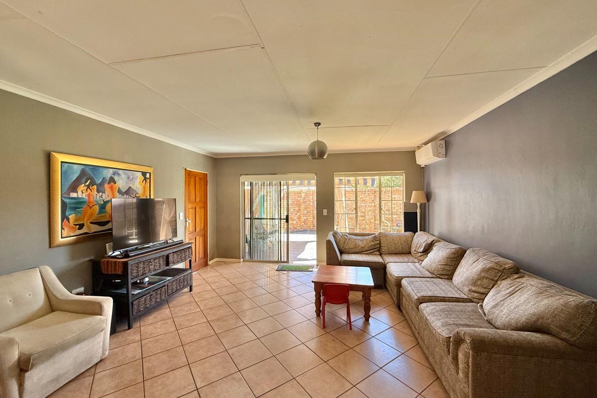 2 BEDROOM, 1 BATHROOM, 2 GARAGES - Townhouse in Lee Park, Elardus Park - Photo 5