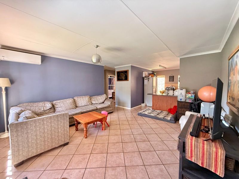 2 BEDROOM, 1 BATHROOM, 2 GARAGES - Townhouse in Lee Park, Elardus Park - Photo 3
