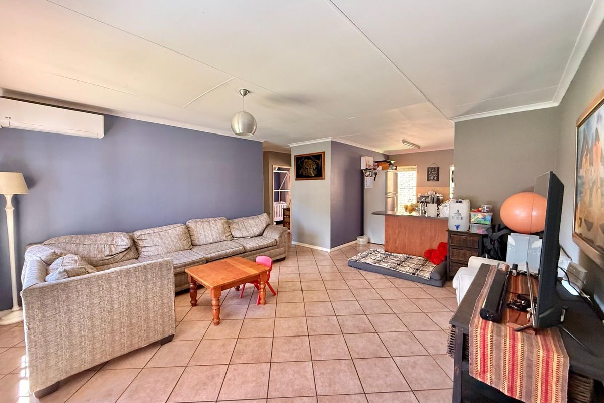 2 BEDROOM, 1 BATHROOM, 2 GARAGES - Townhouse in Lee Park, Elardus Park - Photo 3