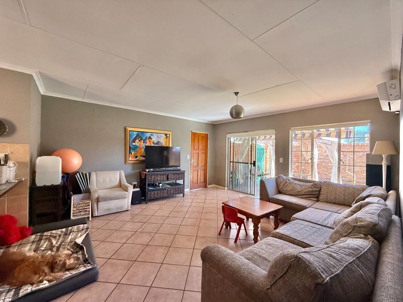 2 BEDROOM, 1 BATHROOM, 2 GARAGES - Townhouse in Lee Park, Elardus Park - Photo 4