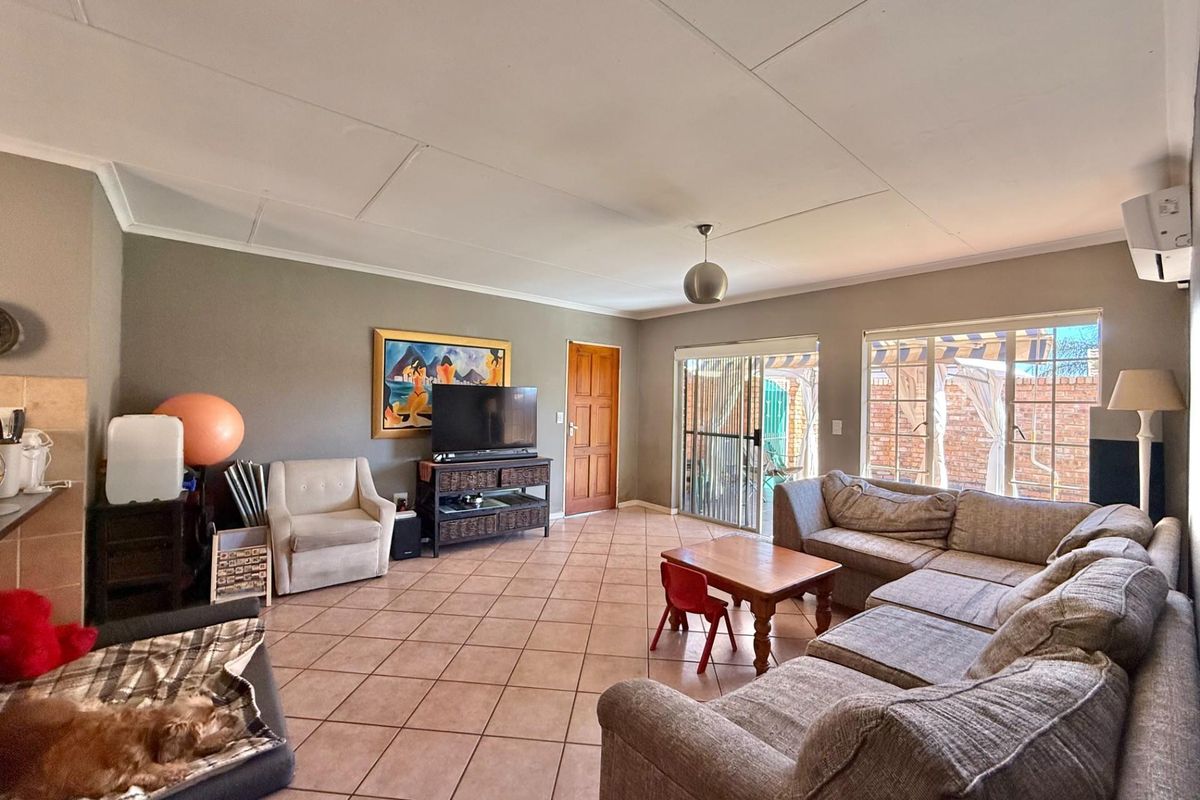 2 BEDROOM, 1 BATHROOM, 2 GARAGES - Townhouse in Lee Park, Elardus Park - Photo 4