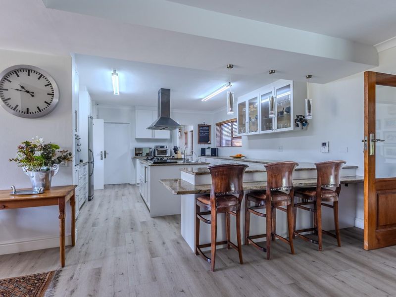 Small Holding Residence Crafted for Comfort and Entertainment - Photo 10