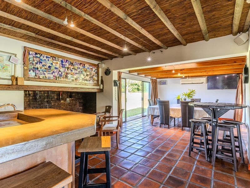 Small Holding Residence Crafted for Comfort and Entertainment - Photo 9