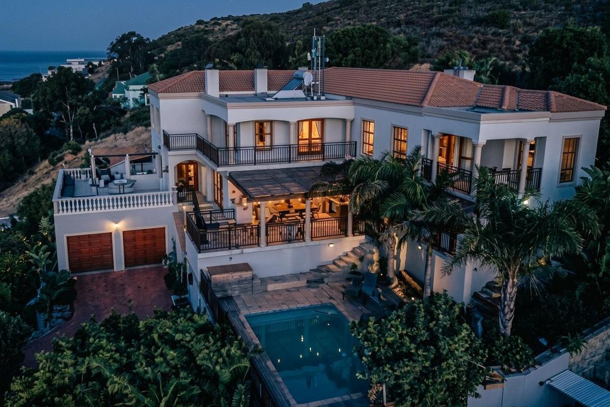 Luxury 6 Bedroom Mediterranean Villa - Photo 2