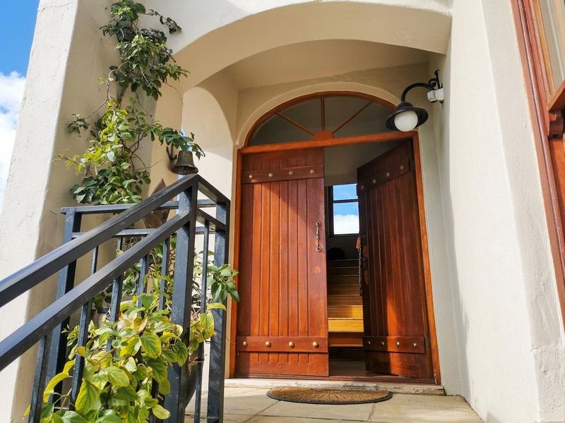 Luxury 6 Bedroom Mediterranean Villa - Photo 6