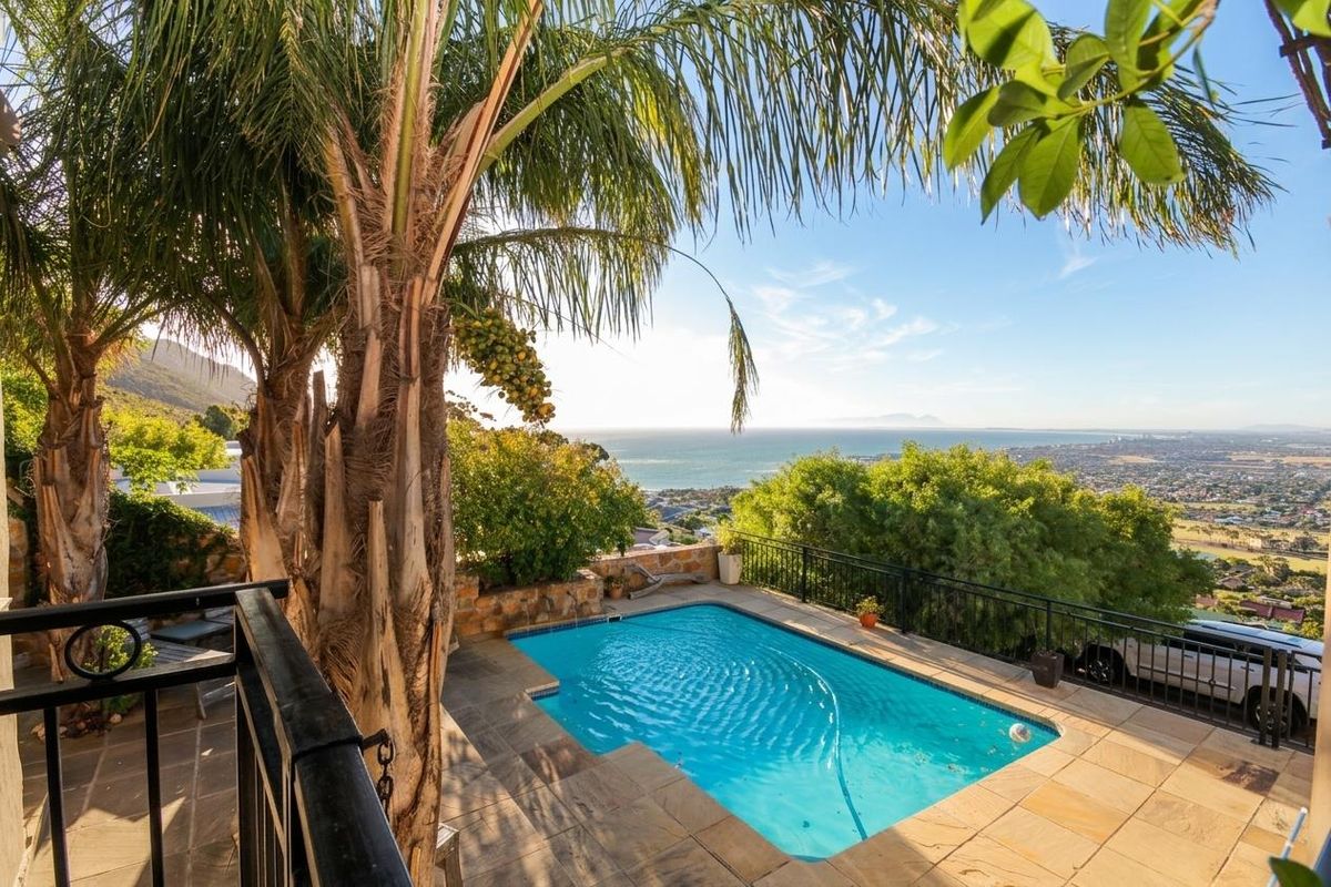 Luxury 6 Bedroom Mediterranean Villa - Photo 5