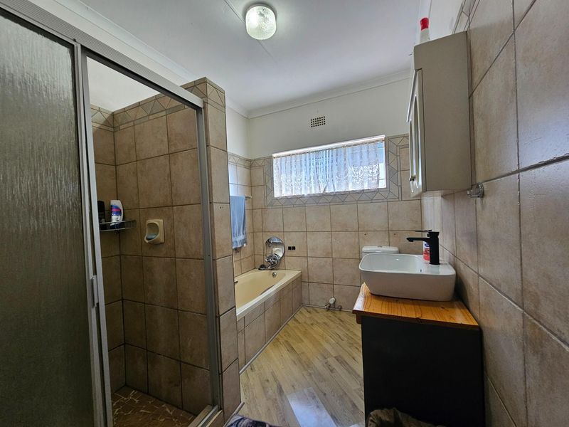 House with flat and pool in Barberton - Photo 7