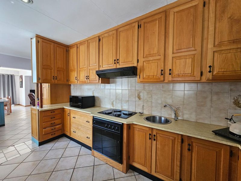 House with flat and pool in Barberton - Photo 5