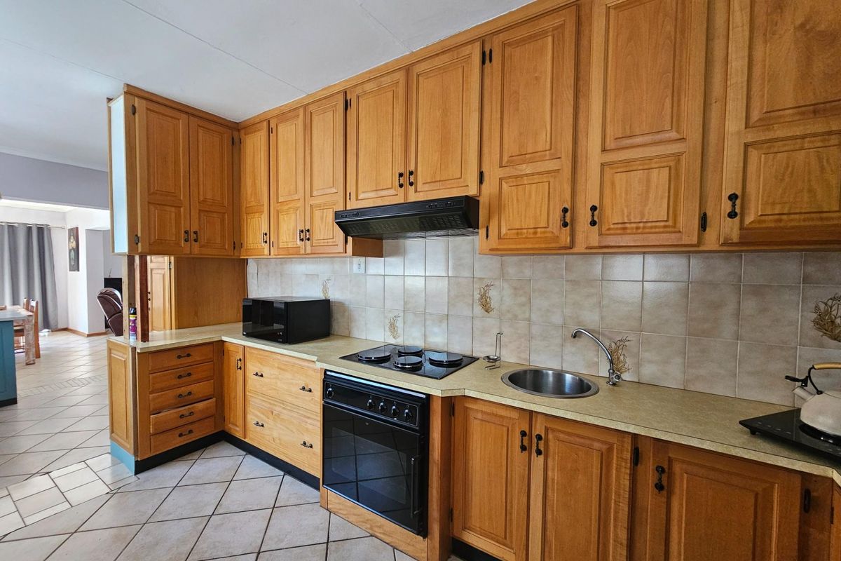 House with flat and pool in Barberton - Photo 5