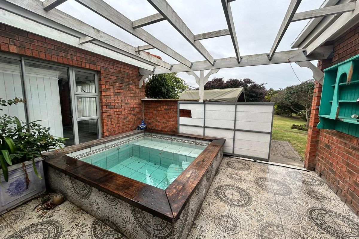 Coastal Living with Solar Efficiency - Rental in Queensberry Bay - Photo 3