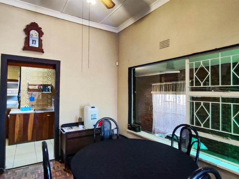 Charming Family Haven with Sparkling Pool in Hazeldene - Photo 6