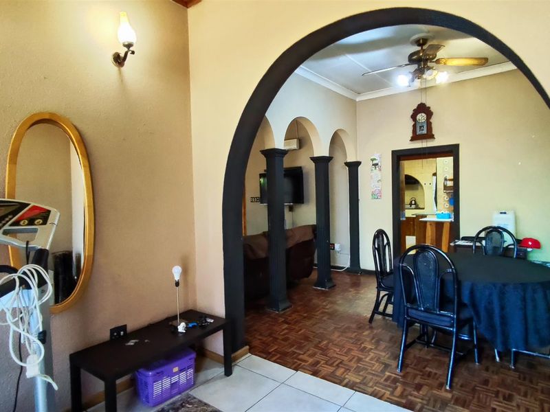 Charming Family Haven with Sparkling Pool in Hazeldene - Photo 8