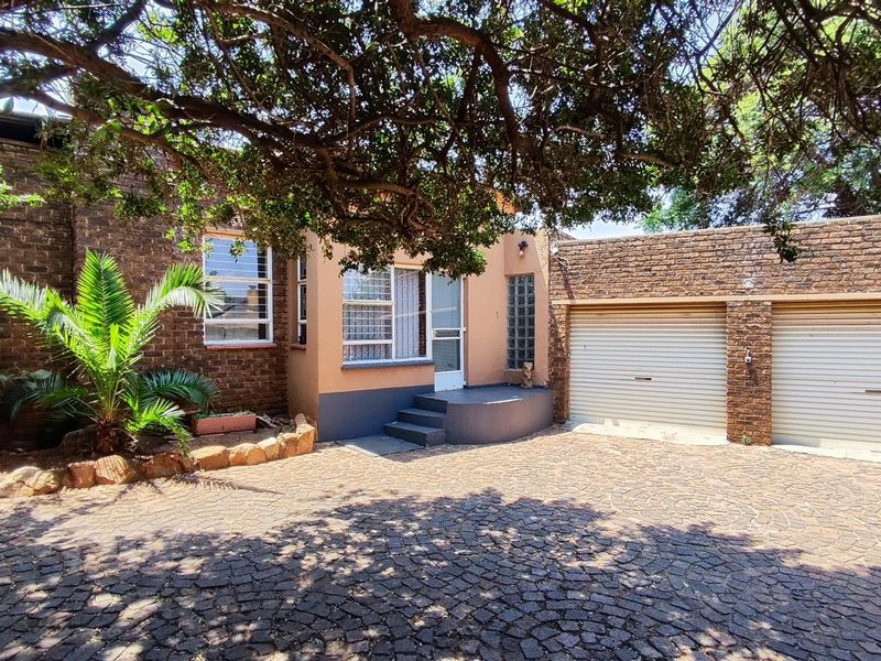 Charming Family Haven with Sparkling Pool in Hazeldene - Photo 2