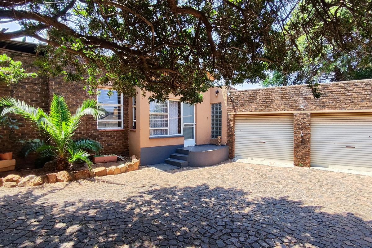 Charming Family Haven with Sparkling Pool in Hazeldene - Photo 2