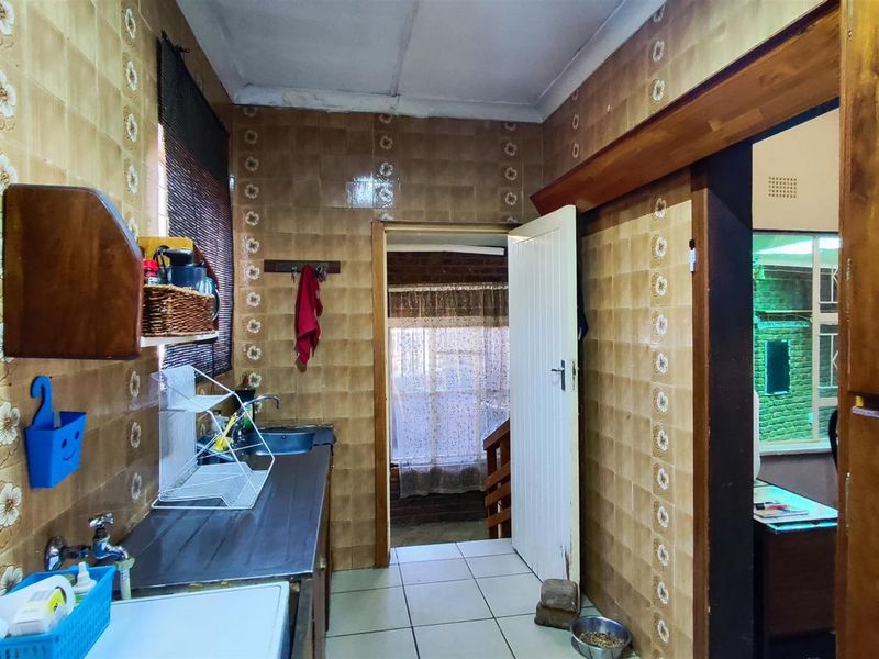 Charming Family Haven with Sparkling Pool in Hazeldene - Photo 10