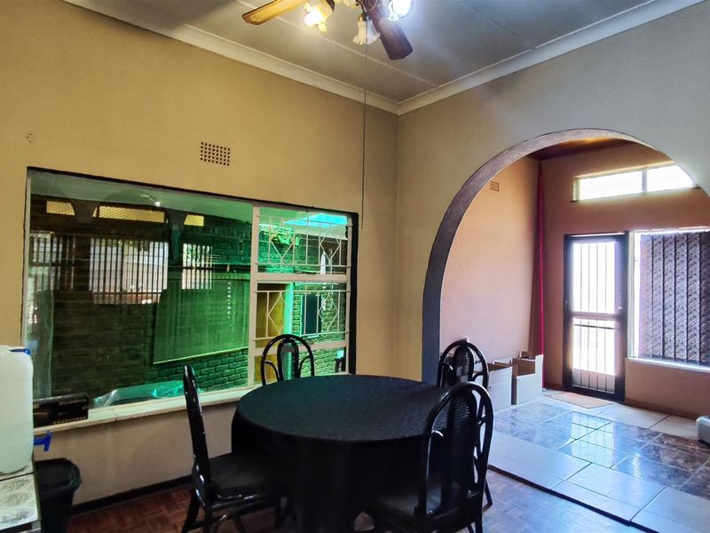 Charming Family Haven with Sparkling Pool in Hazeldene - Photo 5
