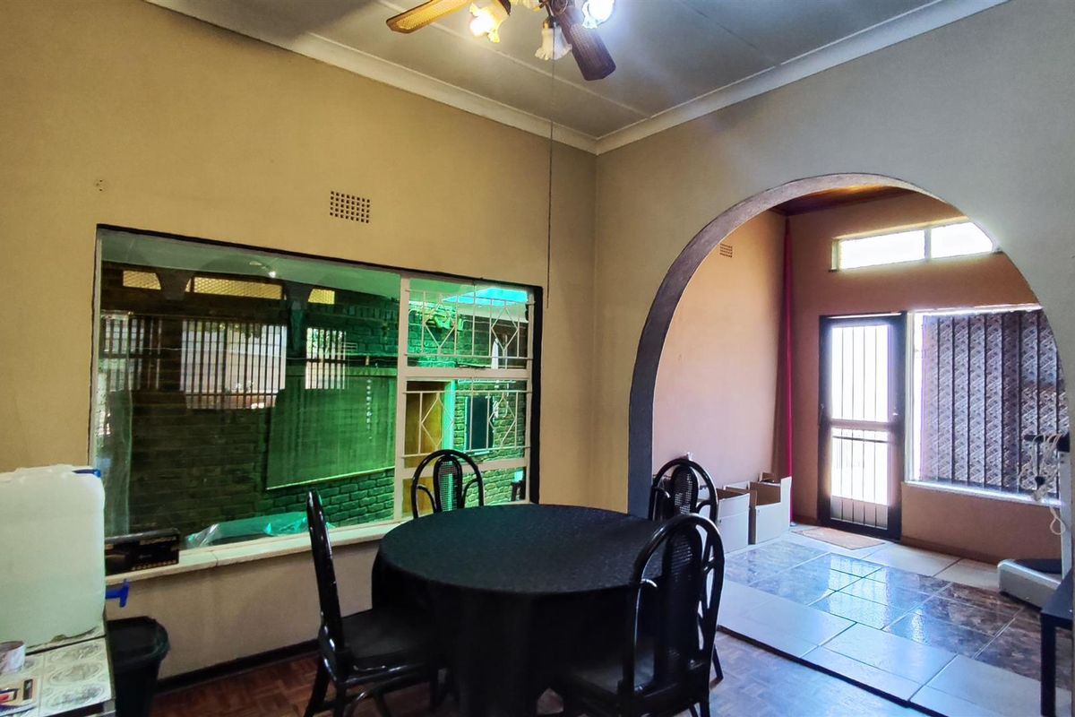 Charming Family Haven with Sparkling Pool in Hazeldene - Photo 5