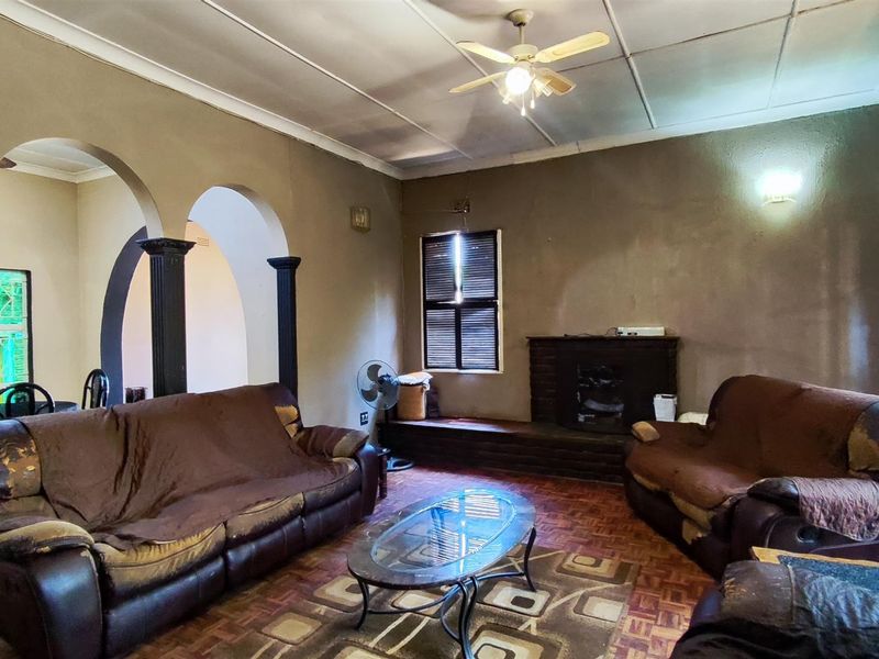 Charming Family Haven with Sparkling Pool in Hazeldene - Photo 3