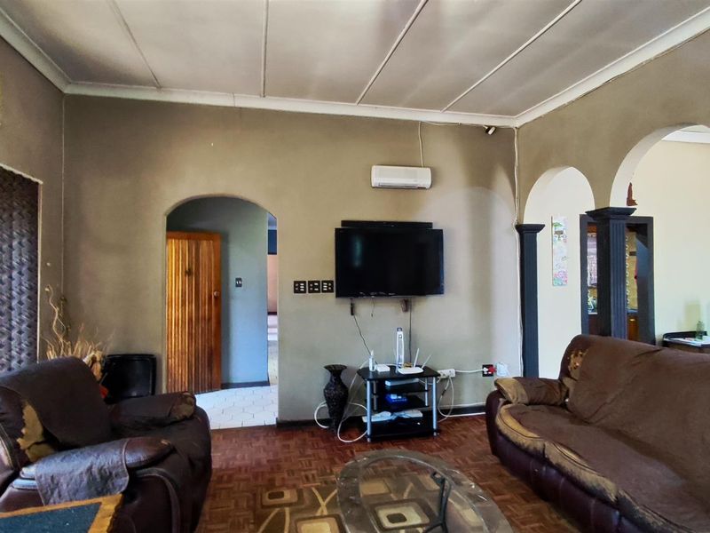 Charming Family Haven with Sparkling Pool in Hazeldene - Photo 4