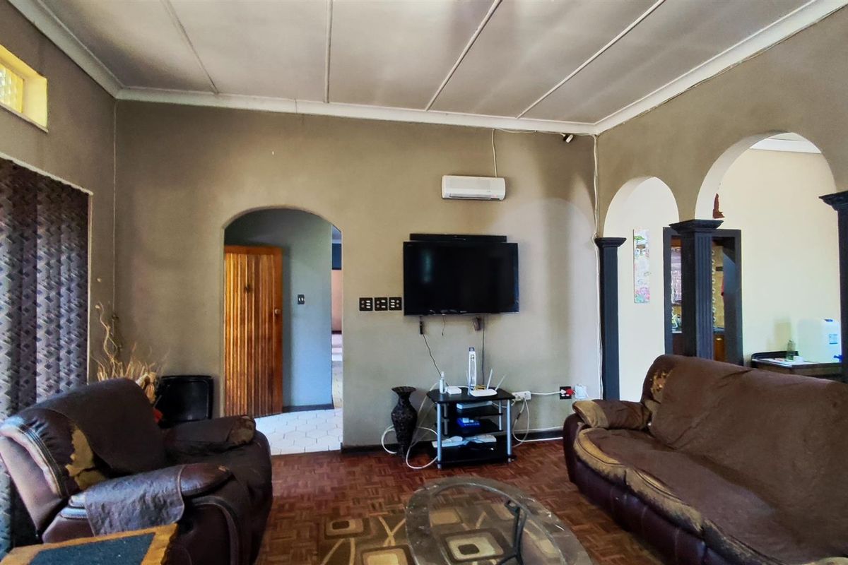Charming Family Haven with Sparkling Pool in Hazeldene - Photo 4