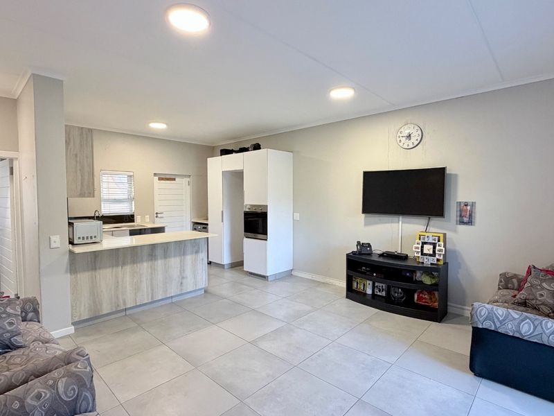 Ground floor, 3-Bedroom Apartment - Photo 5