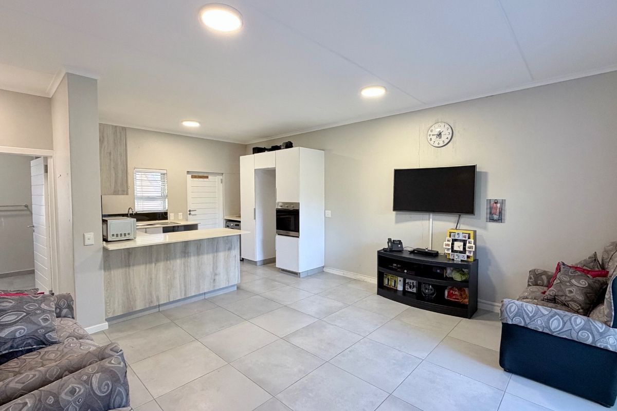 Ground floor, 3-Bedroom Apartment - Photo 5