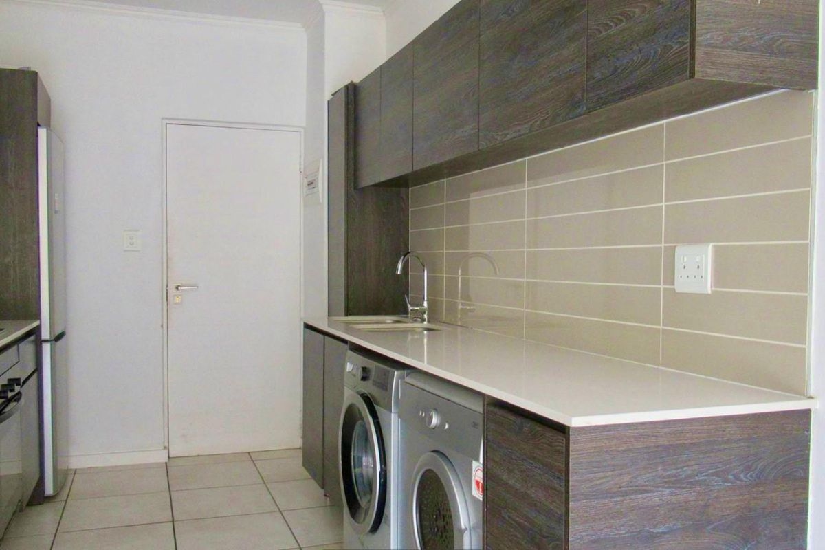 Secure Top-Floor 1-Bedroom Apartment in Balboa Park - Photo 5