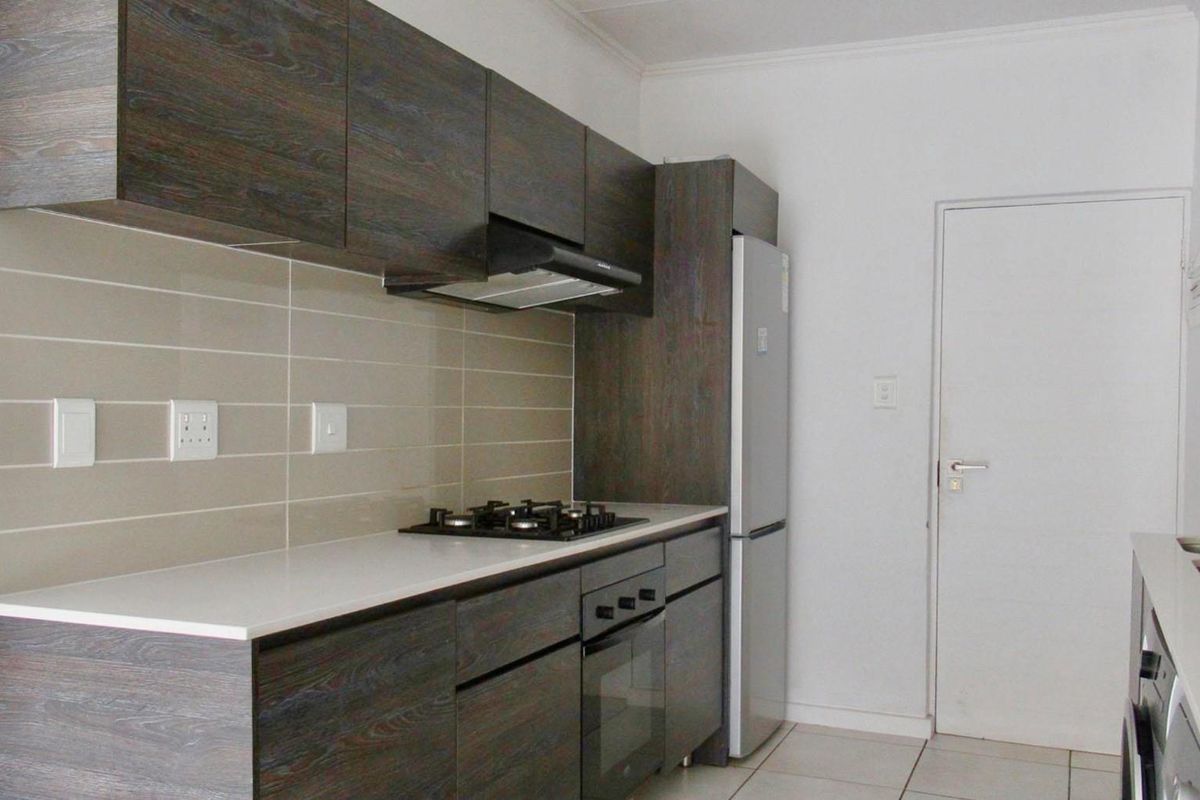 Secure Top-Floor 1-Bedroom Apartment in Balboa Park - Photo 3