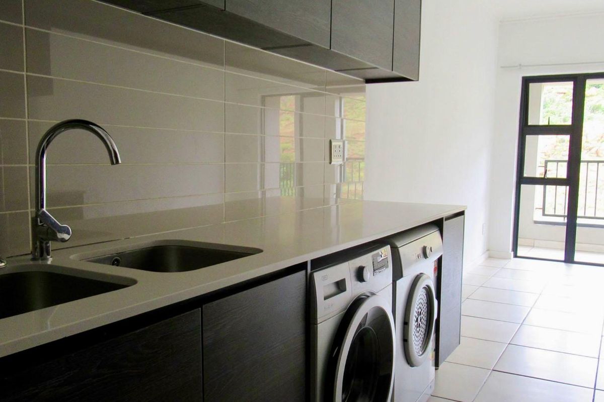 Secure Top-Floor 1-Bedroom Apartment in Balboa Park - Photo 4