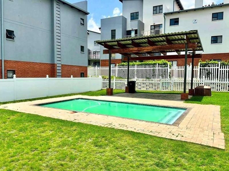 First Floor 1 Bed Apartment For Sale in Barbeque Downs, Midrand - Photo 2