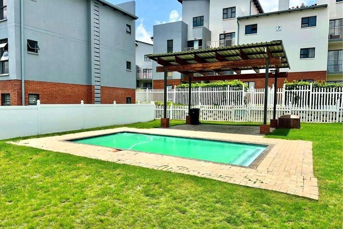 First Floor 1 Bed Apartment For Sale in Barbeque Downs, Midrand - Photo 2