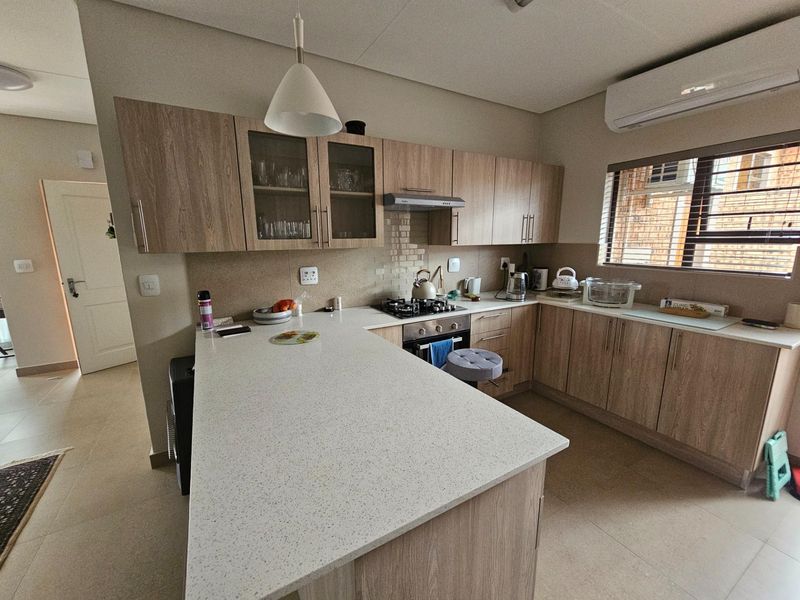 Ideal Lock-Up-and-Go 2 Bedroom House in Bateleur Estate - Photo 6