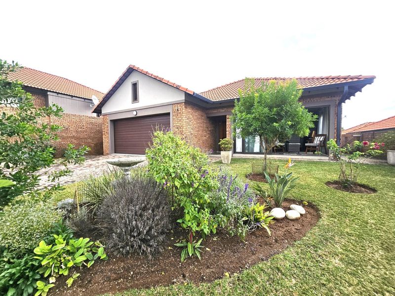 Ideal Lock-Up-and-Go 2 Bedroom House in Bateleur Estate - Photo 2